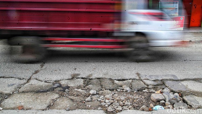Jalan Raya Pasar Tolong... Jalan Raya Pasar Babelan di Bekasi Rusak Parah