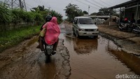 Jika hujan turun, lubang-lubang di jalanan akan tergenang air.  