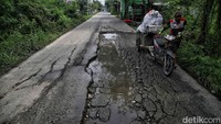 Karena jalan yang mulus bisa berdampak pada ekonomi masyarakat.  