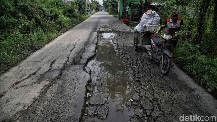 Sejumlah kendaraan melintas di Jalan Raya Pasar Babelan, Desa Kedung Pengawasa, Babelan, Kabupaten Bekasi, Senin (8/5/2023).