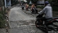 Sejumlah kendaraan melintas di Jalan Raya Pasar Babelan, Desa Kedung Pengawasa, Babelan, Kabupaten Bekasi, Senin (8/5/2023).  