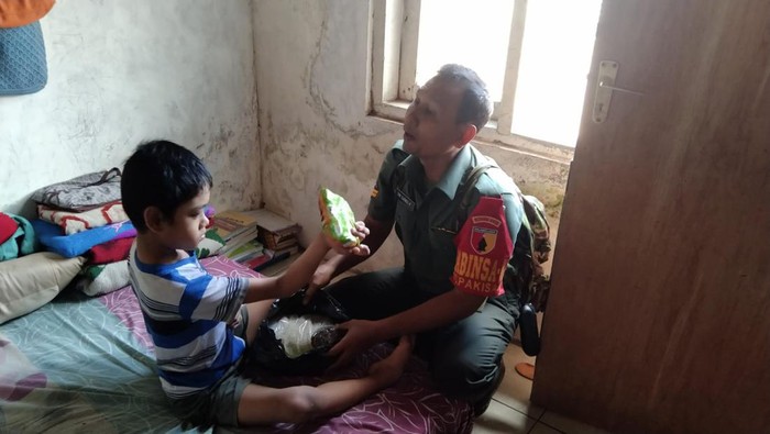 Tri Djoko saat bersama anak penyandang disabilitas