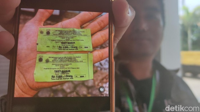 Unggahan warganet soal tarif masuk ke rumah abah Jajang