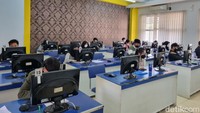 Adi mengatakan, 3 peserta UTBK di di ITS tidak hadir pada hari pertama pelaksanaan ujian. Peserta otomatis gagal ujian SNBT 2023. Foto: Esti Widiyana