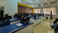 Menurut Prof Adi, pihaknya melarang keras praktik jual beli bangku kuliah untuk mahasiswa baru di ITS dan memastikan hasil ujian hanya berdasarkan nilai yang diterima peserta. Foto: Esti Widiyana