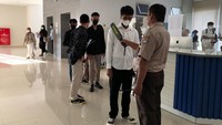 Peserta UTBK di UNY dicek dengan metal detector sebelum masuk ruangan pukul 06.45 WIB. Para peserta juga meletakkan tas sebelum masuk ruang ujian. Saat masuk ruangan, para peserta hanya boleh membawa satu pulpen dan berkas dokumen wajib saja. Foto: Zefanya Septiani