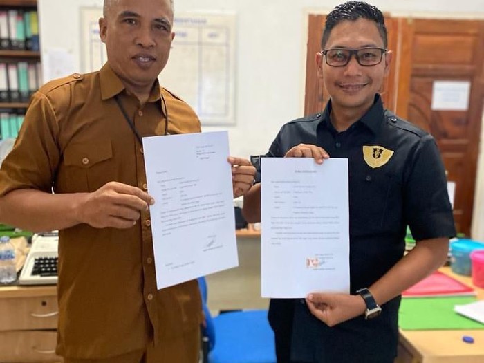 Wakil Bupati Lingga, Neko Wesha Pawelloy (Kanan) saat menyerahkan surat pengunduran diri ke Kantor Sekretariat Daerah.