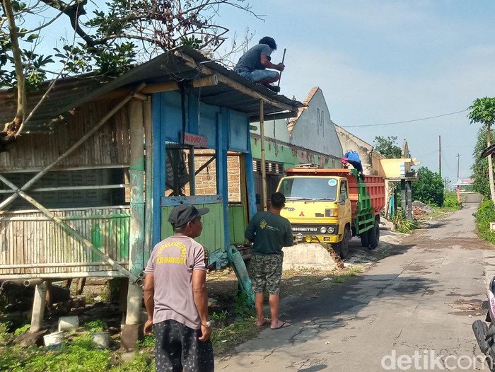 Warga Desa Pepe, Kecamatan Ngawen, mulai membersihkan kampungnya jelang eksekusi lahan untuk tol Jogja-Solo, Senin (8/5/2023).