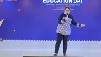 Adelina Holmes, Principal Sampoerna Academy Pakuwon Indah Campus, mengangkat pembahasan konsep pembelajaran berbasis proyek (project based-learning) di Plenary Session: Promoting Student Voice and Choice.Pada pembelajaran berbasis proyek, kata Holmes, pengajar berperan sebagai fasilitator yang memberikan kesempatan bagi peserta didik untuk memilih sendiri tema atau objek proyek diinginkan. Dengan begitu, siswa dapat lebih percaya diri, bersemangat, dan terasah kemampuan berpikir kritisnya, serta dapat berinovasi untuk menyelesaikan tantangan dalam proyek. Foto: Sampoerna Academy
