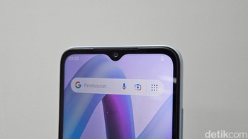 Bagian atasnya terdapat notch tetesan air yang menjadi rumah bagi kamera selfie 5 MP. Foto: Adi Fida Rahman/detikINET