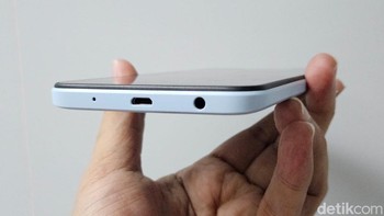 Redmi A2 dibekali port jack audio 3,5 mm dan microUSB. Foto: Adi Fida Rahman/detikINET