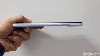 Bagian kanan terdapat tombol power dan pengaturan volume. Foto: Adi Fida Rahman/detikINET