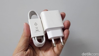 Xiaomi masih memberikan adaptor dan kabel charger. Foto: Adi Fida Rahman/detikINET