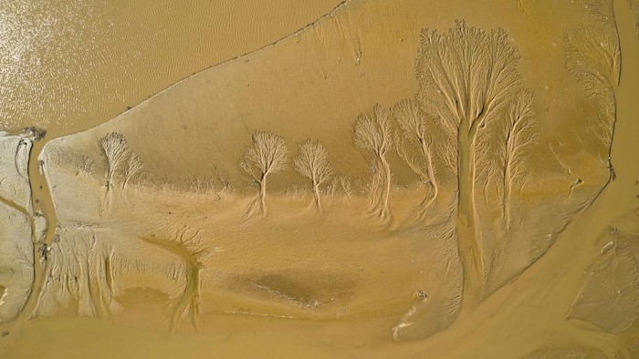 1251828207 YUNCHENG, CHINA - APRIL 14, 2022 - An aerial photograph shows a magical pattern on the bed of the Yellow River in Yuncheng, Shanxi Province, China, April 14, 2023. Recently, due to the increasing water volume, the riverbed of the Yongji section of the Yellow River has been washed down with various patterns, such as human figures, animal heads, dragon claws and woods. (Photo credit should read CFOTO/Future Publishing via Getty Images)