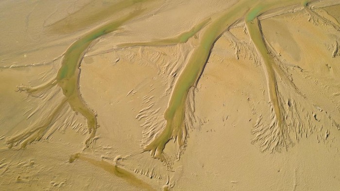 YUNCHENG, CHINA - APRIL 14, 2022 - An aerial photograph shows a magical pattern on the bed of the Yellow River in Yuncheng, Shanxi Province, China, April 14, 2023. Recently, due to the increasing water volume, the riverbed of the Yongji section of the Yellow River has been washed down with various patterns, such as human figures, animal heads, dragon claws and woods. (Photo credit should read CFOTO/Future Publishing via Getty Images)