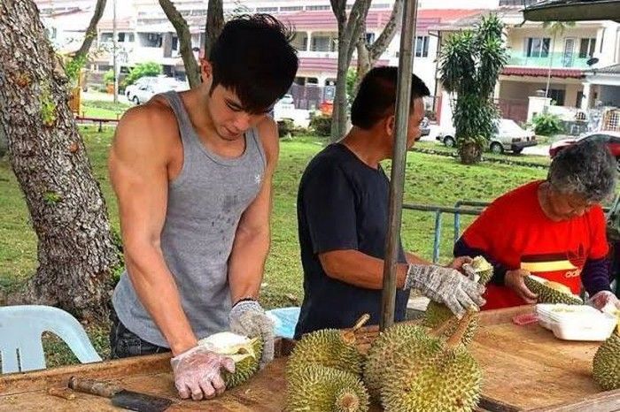 4 Penjual Durian Ini Terlalu Tampan, Bikin Pembeli Salah Tingkah