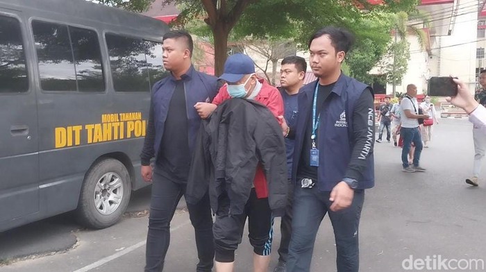 AA saat akan digiring menuju Dit Tahti Polda Sumut.
