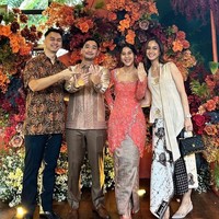 Dalam unggahan yang dibagikan terlihat Adinda Thomas yang tampil cantik mengenakan kebaya berwarna peach. Penampilannya itu kemudian dilengkapi dengan heels selop senada dengan kebaya yang dikenakannya. Foto: Instagram/@thebridedept