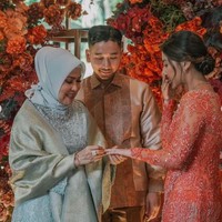 Sementara sang kekasih, Raka tampil gagah mengenakan setelan kemeja lengan panjang berwarna coklat. Digelar secara tertutup, acara lamaran romantis itu berlangsung dengan lancar. Foto: Instagram/@thebridedept