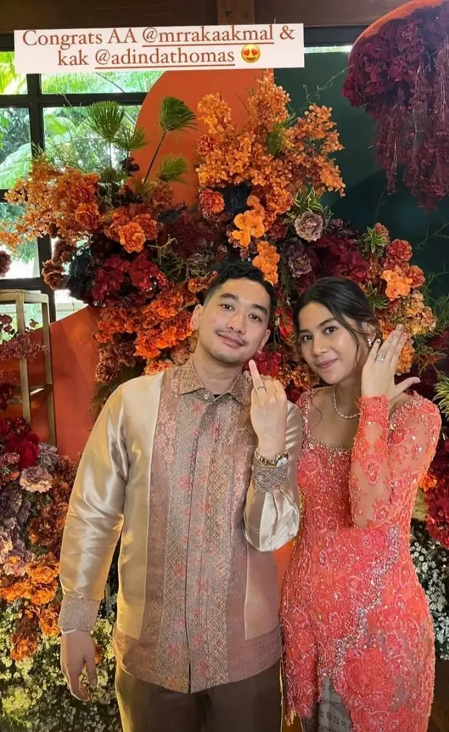 Tak lupa keduanya memamerkan cincin tunangan yang sudah melingkar di jari manis Raka dan Adinda. Ekspresi bahagia juga tampak jelas menghiasi wajah Raka dan Adinda. Foto: Instagram/@adindayasmn