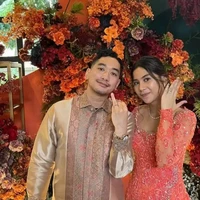 Tak lupa keduanya memamerkan cincin tunangan yang sudah melingkar di jari manis Raka dan Adinda. Ekspresi bahagia juga tampak jelas menghiasi wajah Raka dan Adinda. Foto: Instagram/@adindayasmn