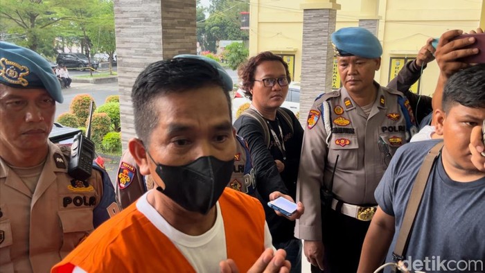 AKBP Achiruddin menangis saat menceritakan dirinya tidak bisa bertemu anaknya.