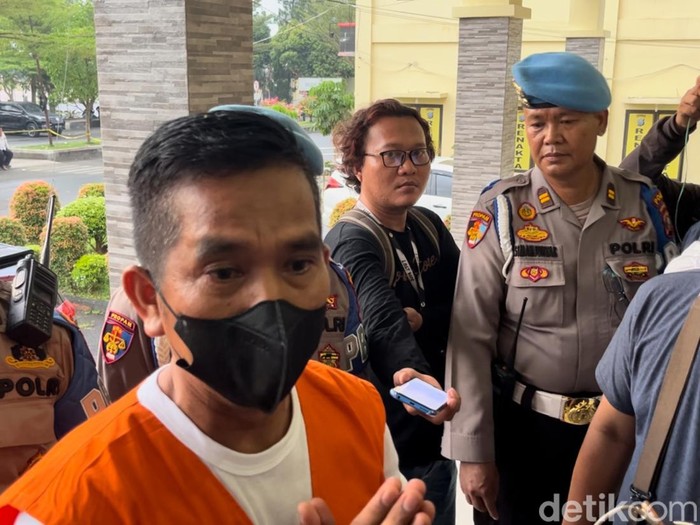AKBP Achiruddin menangis saat menceritakan dirinya tidak bisa bertemu anaknya.