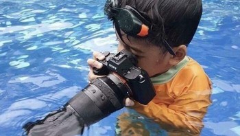 Calon fotografer dalam air beraksi... kira-kira kameranya selamat tidak ya? Foto: Reddit
