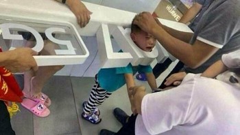 Gegara begitu aktif, bocil ini masuk ke dalam tulisan produk HP. Foto: Reddit