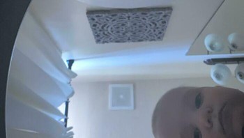 Seorang pengguna Reddit mengaku mendapati ponselnya masuk ke toilet tanpa mengetahui siapa yang melakukannya. Setelah melihat galeri barulah ketahuan siapa biang keroknya. Foto: Reddit