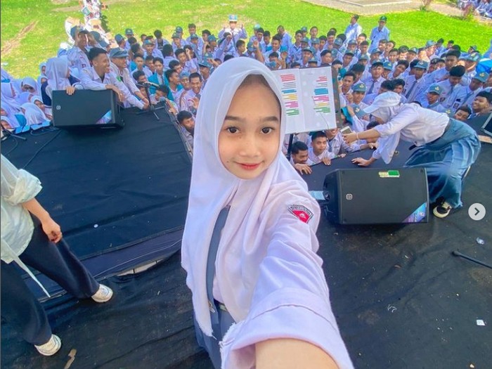 Lagu Welas Hang Ring Kene memiliki arti cinta yang ada di sini. Lagu tersebut kembali diviralkan Amel Amelia.