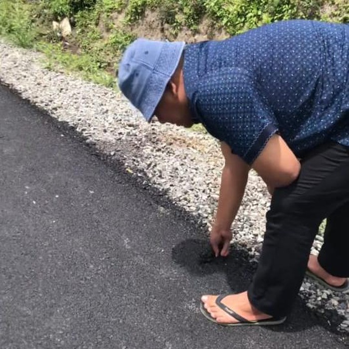Anggota DPRD Sumut Rony Reynaldo Situmorang menemukan aspal jalan di proyek multiyears Rp 2,7 T mudah terkelupas. (Foto: Istimewa)