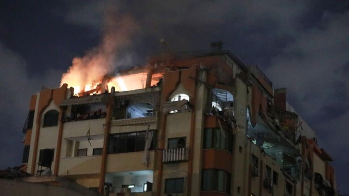 Korban jiwa akibat serangan udara Israel di wilayah Gaza bertambah jadi 12 Orang. Selain itu, salah satu apartemen di wilayah tersebut mengalami kebakaran.