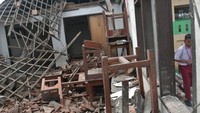 Kondisi ruang kelas SDN Sukadanau 01 yang ambruk di Cikarang Barat, Kabupaten Bekasi, Jawa Barat, Selasa (9/5/2023). 