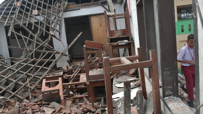 Bangunan SDN Sukadanau 01 ambruk Kondisi ruang kelas SDN Sukadanau 01 yang ambruk di Cikarang Barat, Kabupaten Bekasi, Jawa Barat, Selasa (9/5/2023). Menurut pihak sekolah bangunan tersebut roboh pada (6/5) karena kerangka atap yang sudah tidak layak dan saat ini hanya tersedia empat ruang kelas untuk kegiatan belajar dari total delapan ruangan. ANTARA FOTO/Fakhri Hermansyah/foc.