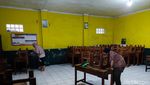 Potret Para Siswa Cimahi Berjibaku Bersihkan Sekolah dari Sisa Banjir