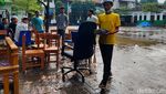 Potret Para Siswa Cimahi Berjibaku Bersihkan Sekolah dari Sisa Banjir