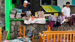 Potret Para Siswa Cimahi Berjibaku Bersihkan Sekolah dari Sisa Banjir
