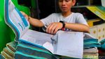 Potret Para Siswa Cimahi Berjibaku Bersihkan Sekolah dari Sisa Banjir