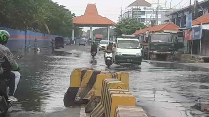 Banjir rob di Kalimas Surabaya
