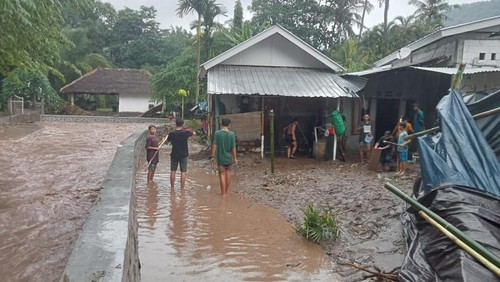Banjir terjang 51 KK di Dusun Kerandangan Desa Senggigi Lombok Barat, NTB, Selasa (9/5/2023). Foto: Istimewa.
