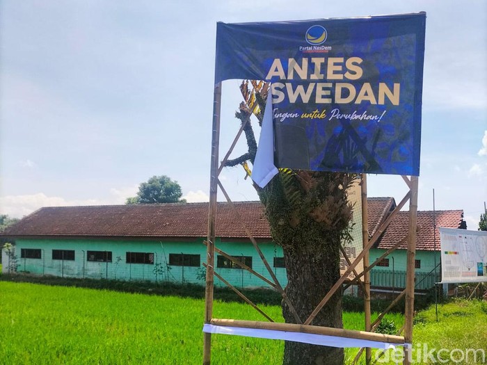 Banner Anies di Jember Dirusak