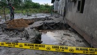 Semburan lumpur panas tersebut terjadi setelah pihak pondok pesantren melakukan pengeboran tanah sedalam 40 meter untuk mendapatkan sumber air bersih. 