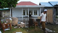 Usai itu terjadi ledakan yang menghantam bangunan laboratorium. 