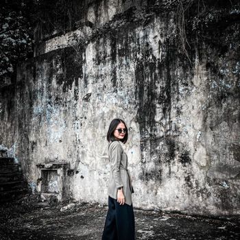 Benteng Kedung Cowek merupakan tempat wisata di Surabaya yang kerap menjadi lokasi hunting foto dan prewedding. Kesan vintage dari bekas gudang peluru ini begitu terasa.