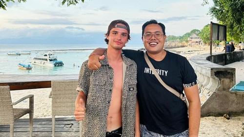 Viral, WNA Prancis mencari pengasuhnya saat liburan 17 tahun lalu di Nusa Lembongan. Bule itu mencari hanya bermodal foto masa kecilnya.