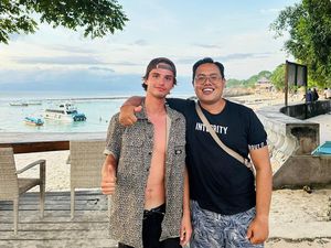 Haru! Bule Liburan ke Bali Lagi Demi Reuni dengan Pengasuhnya 17 Tahun Lalu