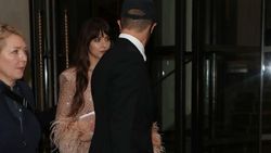 Alasan Dakota Johnson dan Chris Martin Putus