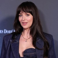 Chris Martin dan Dakota Johnson diketahui sudah lima tahun menjalin hubungan asmara. Kabar kedekatan mereka pertama kali terendus media pada 2017, saat Dakota menonton konser Coldplay. Foto: Getty Images