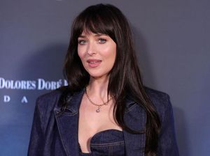 Chris Martin Gandeng Dakota Johnson di Mumbai, Putus Isu Bubar